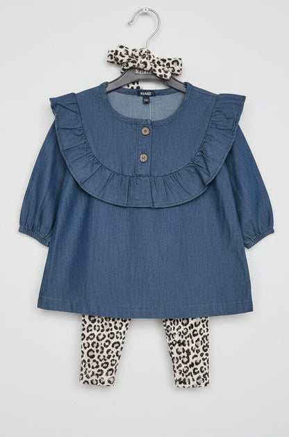 Conjunto 3 piezas bebé polera denim azul con cuello volado calza y cintillo leopardo