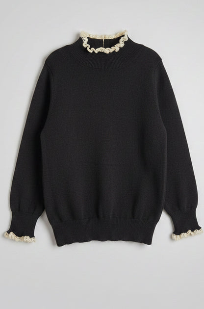 Sweater tejido gris oscuro con encaje crema en cuello y puños para niña