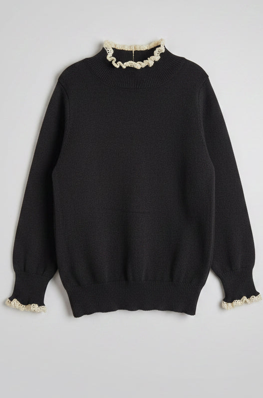 Sweater tejido gris oscuro con encaje crema en cuello y puños para niña